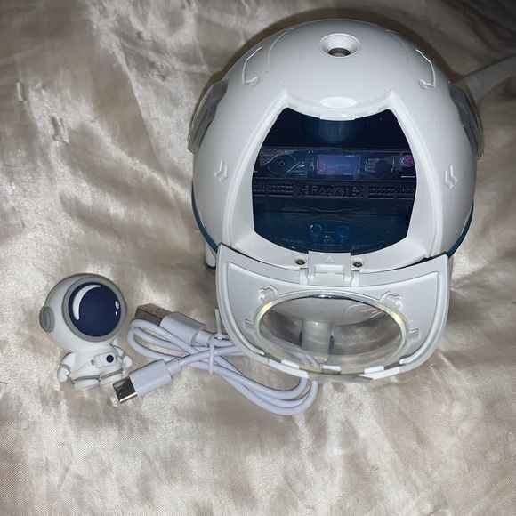 NEW Humidifier - spaceship and spaceman design - Picture 5 of 15